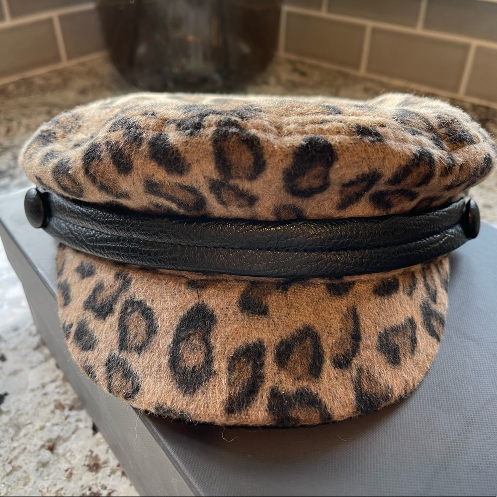Leopard Women’s Newsboy Cap. OS. NWT